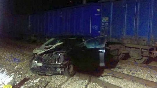 Śpieszył się do pracy, wjechał w pociąg [zdjęcia]