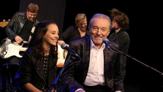 Śpiewa Karel Gott jeden z najwybitniejszych czechosłowackich muzyków