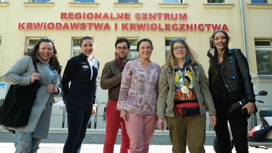 Spirala dobra kręci się dalej. Wolontariusze akcji „Wzywamy posiłki” teraz oddają krew