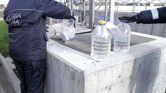 Spirytus do ścieków, papierosy na przemiał