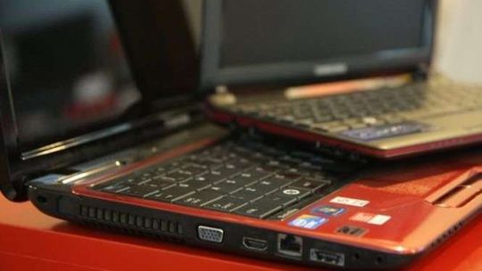 Spłacał długi służbowymi laptopami 