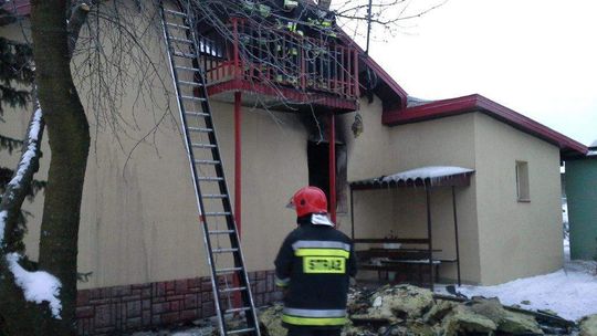 Spłonął dom przy ul. Mełgiewskiej, mieszkańców uratowali ochroniarze