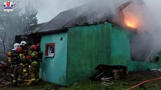 Spłonął drewniany dom. Mężczyźnie nie udało się pomóc