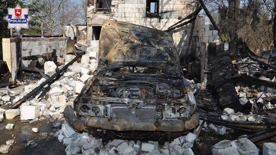 Spłonął samochód, zawaliła się ściana garażu. Ogromne straty po pożarze