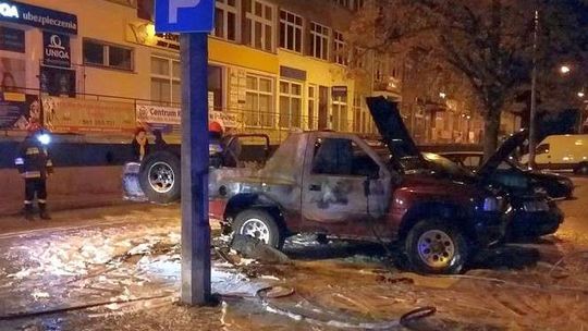 Spłonęły dwa samochody. Strażacy: to podpalenie