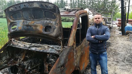 Spłonęły trzy dostawcze auta. 50 tys. zł za pomoc w złapaniu podpalacza