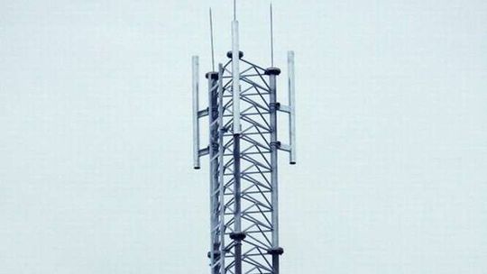 Społeczny opór przeciwko nadajnikowi koło domów