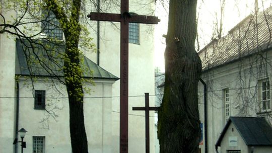 Spór o krzyż w Białej Podlaskiej. \"Przeniesiono go nocą, do ślepego zaułka\"