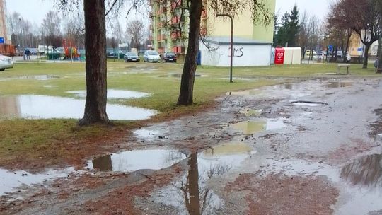 Spór o zmiany na osiedlu Garbarskim. Wolą błoto od ulicy i parkingów?