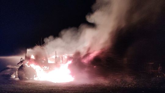 Spore straty po nocnym pożarze. Przyczyną mogło być zwarcie instalacji