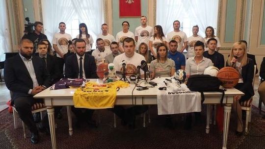 Sportowcy zagrali dla małej Amelki. 3-latka coraz bliżej wyjazdu do kliniki w USA