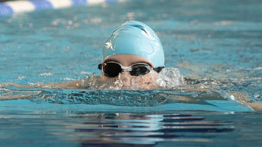 Sportowe Inspiracje: Jak poprawnie pływać delfinem, na plecach, żabką i kraulem [wideo]