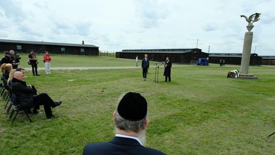 Spotkali się, aby uczcić pamięć ofiar Holocaustu. Ceremonia Pamięci na Majdanku podczas Lubliner Festiwal 2024