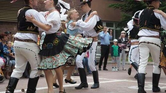 Spotkania folklorystyczne: Tańczą dla dzieci ze szpitala (wideo, zdjęcia)