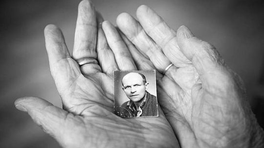 "Spotkania z wdowami" i "Tata". Wystawy Magdaleny Wdowicz-Wierzbowskiej