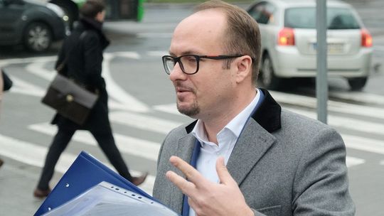 Spotkanie w ratuszu, powoływanie się na znajomości. Co jest jeszcze w akcie oskarżenia ws. Piotra Kowalczyka?