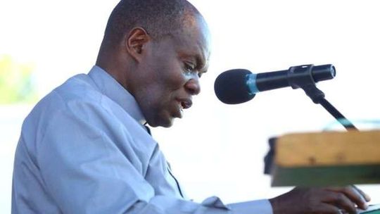 Spotkanie z ojcem Johnem Bashoborą. Uczestnik: "To żerowanie na chorych ludziach"