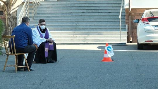 Spowiedź samochodowa w Lublinie. "Nie ma konfesjonału. Stoi za to krzesło"