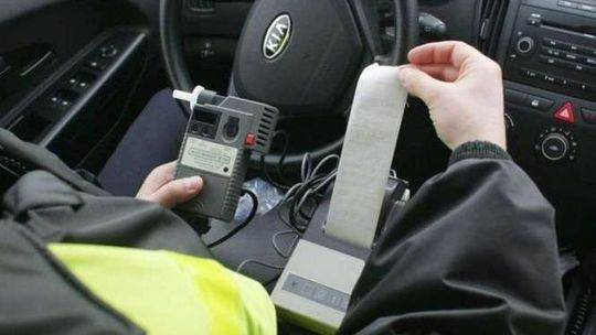 Spowodował kolizję i uciekł. Był pijany i chciał przekupić policjantów