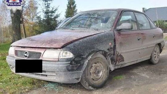 Spowodował stłuczkę i wybił szybę w radiowozie. Był pijany