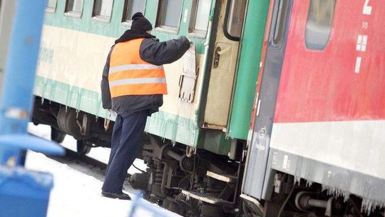 Spóźnione pociągi, domy bez prądu. Zima daje się we znaki, a teraz idą mrozy