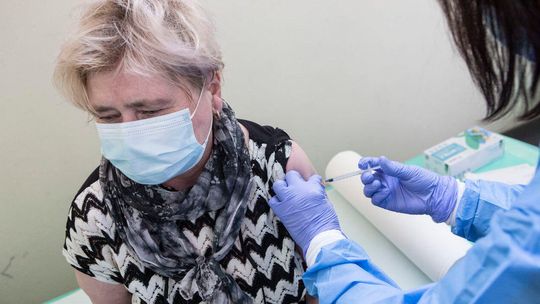 Sprawdź, kiedy możesz zapisać się na szczepienie [roczniki 1974 - 2003]