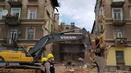 Sprawdzili już całą kamienicę przy ul. Lubartowskiej. Prace zabezpieczające w kilku mieszkaniach