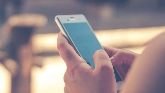 Sprawiedliwość według adwokata. Zobaczył SMS-y w telefonie żony i urządził jej piekło