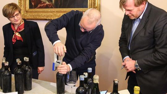 Spróbowali 100-letnich win znalezionych w muzeum w Kozłówce [zdjęcia, wideo]
