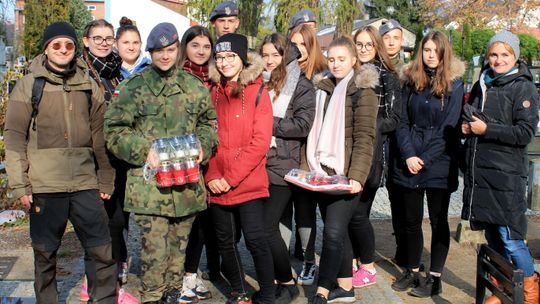 Sprzątają zapomniane groby, zapalają znicze