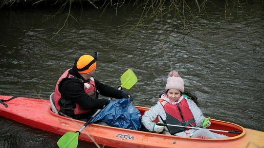 Sprzątanie Bystrzycy: W pół godziny zebrali 18 opon i 14 worków śmieci