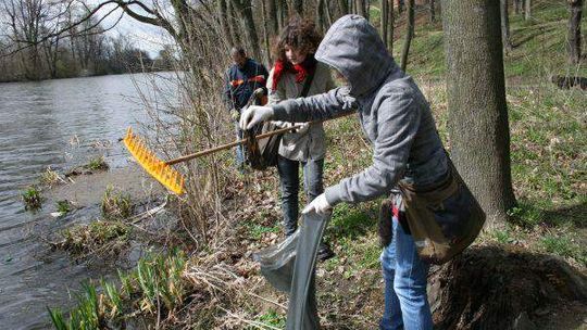 Sprzątanie parku w Puławach zamiast lekcji