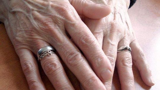 Sprzedają emerytom  "cudowny" sprzęt medyczny. Lekarze ostrzegają