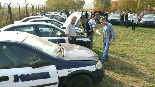 Sprzedają stare radiowozy. Chętnych nie brakuje. "Będę podrywać na niego dziewczyny"