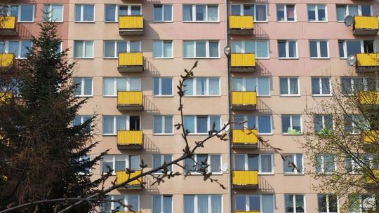 Sprzedał mieszkanie, pieniędzy nie dostał. Zaraz potem lokal został sprzedany dwa razy drożej