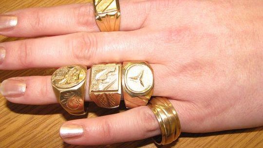 Sprzedał sygnety z tombaku. Miały być złote