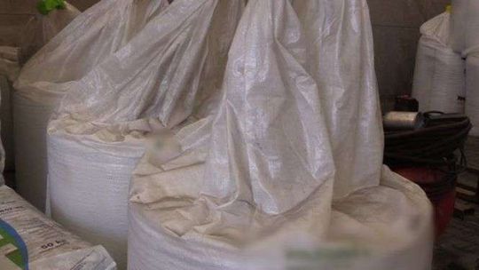 Sprzedali ponad 1000 ton podrobionego nawozu. Policja rozbiła grupę przestępczą