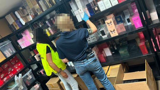 Sprzedawał „markowe” perfumy i buty w internecie. W magazynie znaleziono towar wart 1,5 mln zł