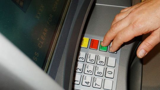 Sprzedawczyni ukradła klientowi kartę bankomatową