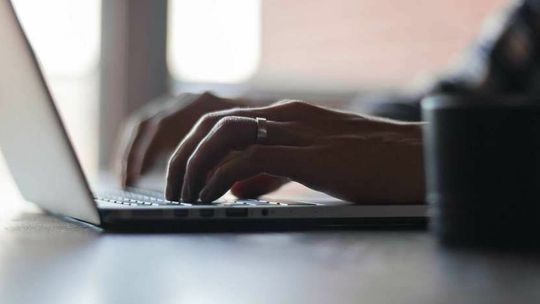 Sprzedaż w internecie i wypadek drogowy. Oszuści wyłudzili niemal 100 tys. zł