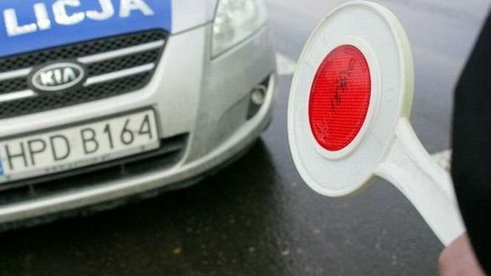 "Spuchnięta twarz, przymrużone oczy". Pijany sędzia za kierownicą