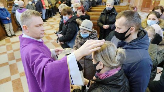 Środa Popielcowa w archikatedrze lubelskiej. Rozpoczął się Wielki Post [zdjęcia]