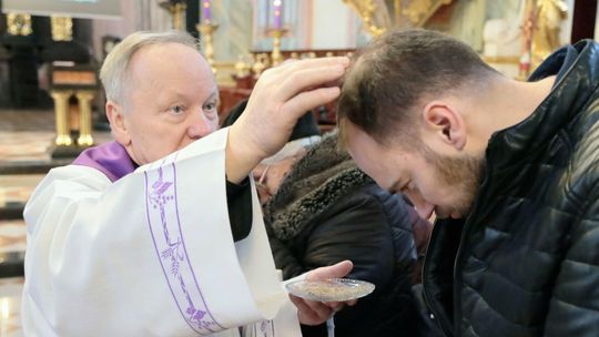 Środa Popielcowa. Wierni posypują głowy popiołem