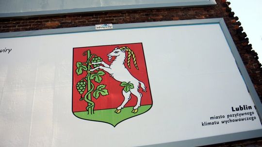 Środowiska kultury odpowiadają radnym billboardem. Zasłonili koziołkowi krocze