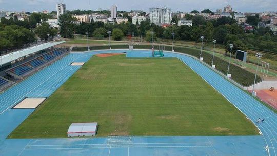 Stadion lekkoatletyczny w Lublinie. Było nowe, a już popsute
