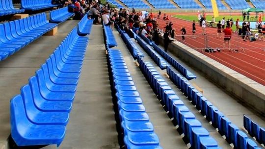 Stadion miejski w Puławach z różnokolorowymi krzesłami
