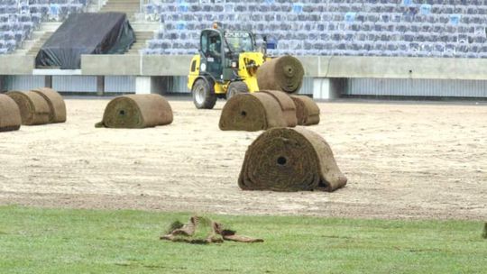 Stadion przy ul. Krochmalnej już się zieleni, jest pomysł na dojazdy