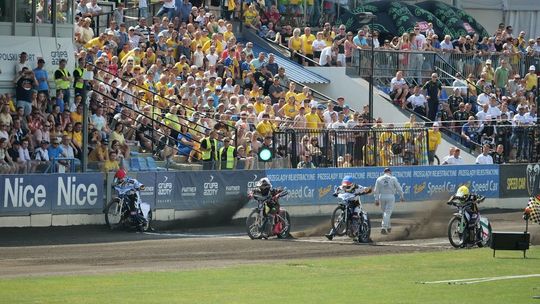 Stadionowy zawrót głowy. Czy za wszelką cenę spełniać wyborcze obietnice? [komentarz]