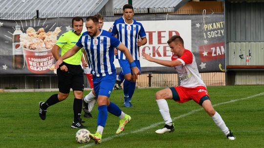 Stal Kraśnik – Tomasovia 0:3. Niespodziewana porażka lidera i kuriozalne kartki dla trenera