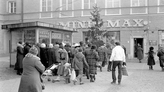 Stały na każdym rogu. To tutaj w PRL-u najczęściej robiło się zakupy [zdjęcia]